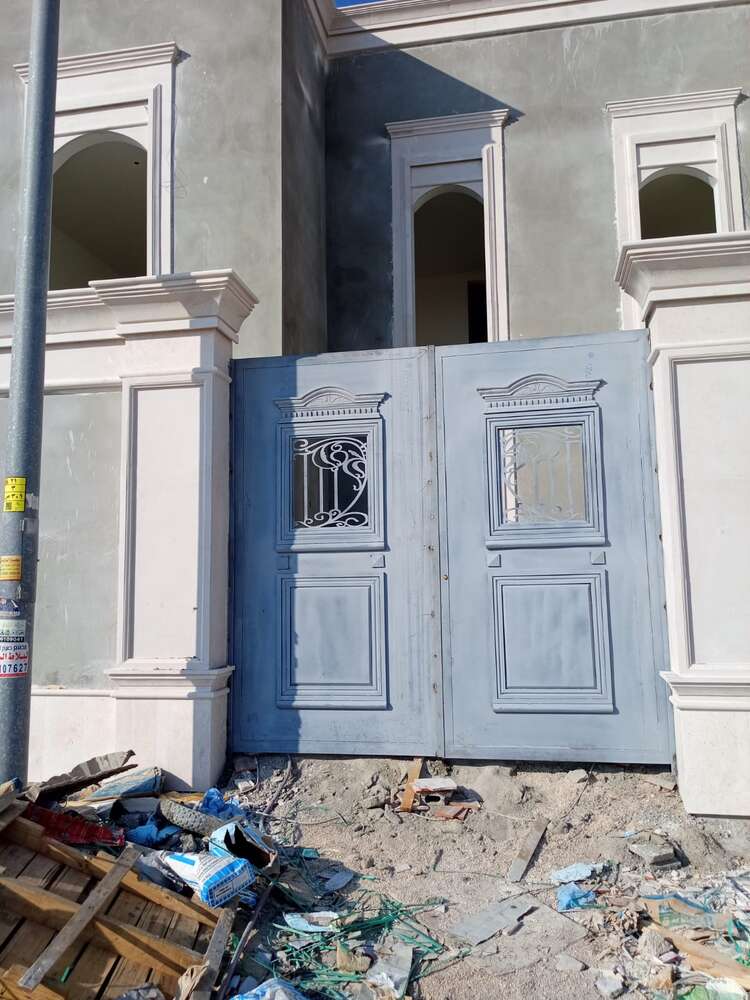 بوابة فيلا كلاسيكية زرقاء بحشوات مزخرفة