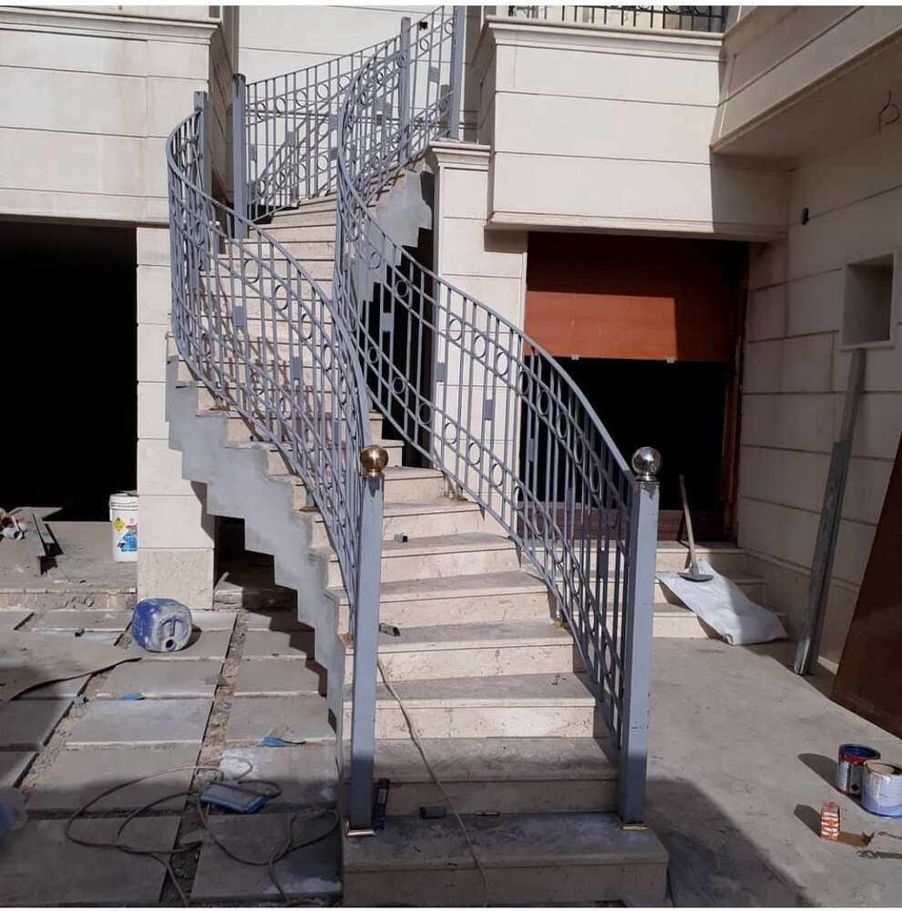 درابزين درج خارجي حديد مشغول منحني