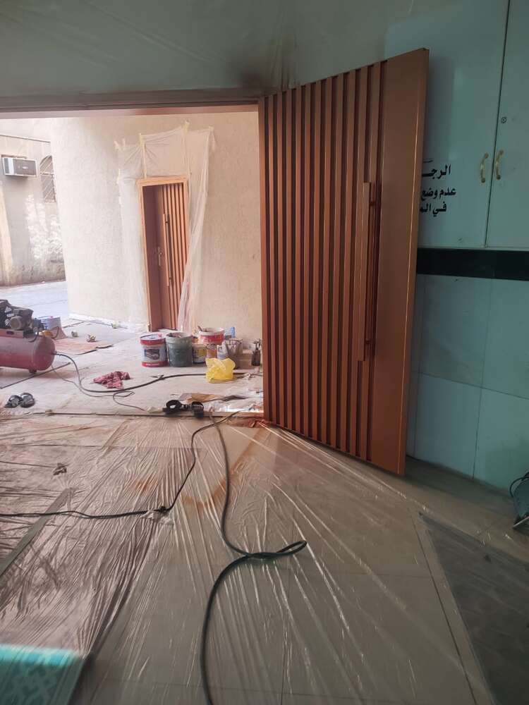 باب خشبي حديث للفلل أثناء التركيب