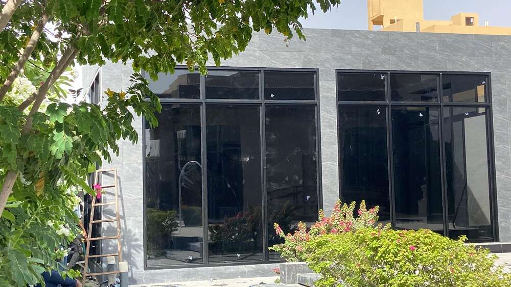 واجهة زجاجية كبيرة للمحلات بإطار أسود