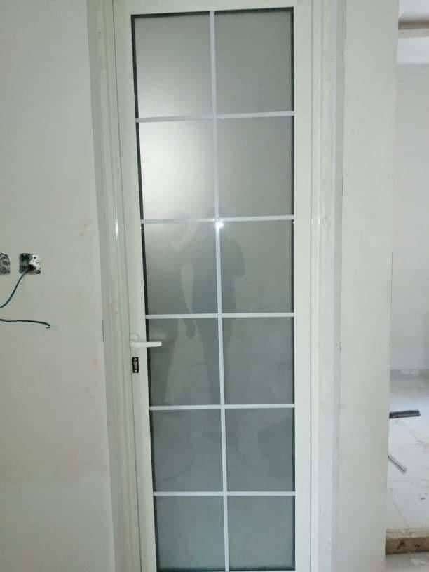 باب ألمنيوم أبيض بزجاج مقسم شبكي