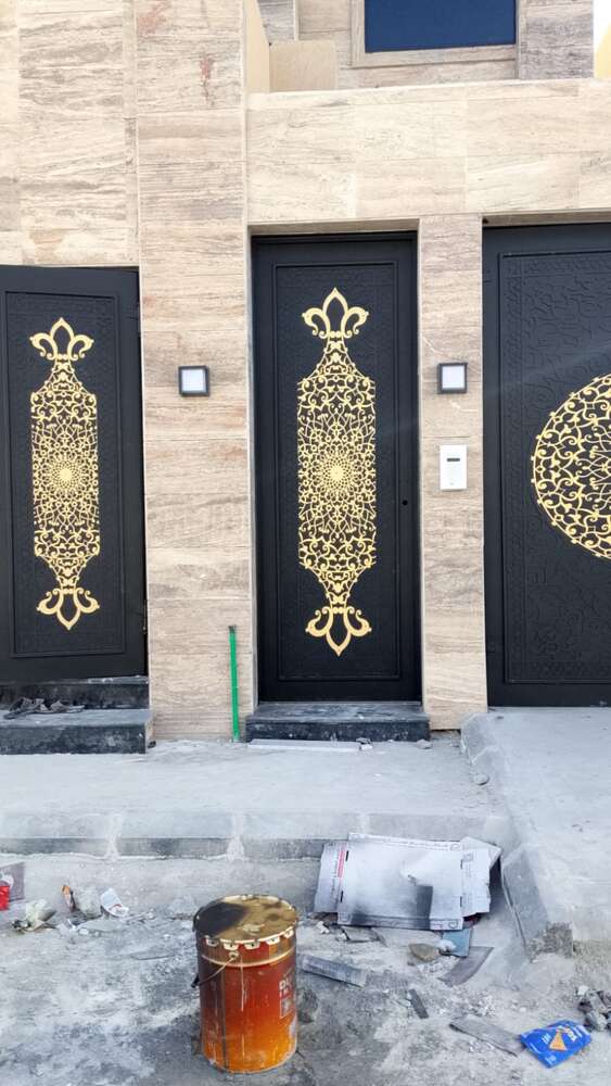 أبواب حديد بنقوش إسلامية ذهبية بقص الليزر