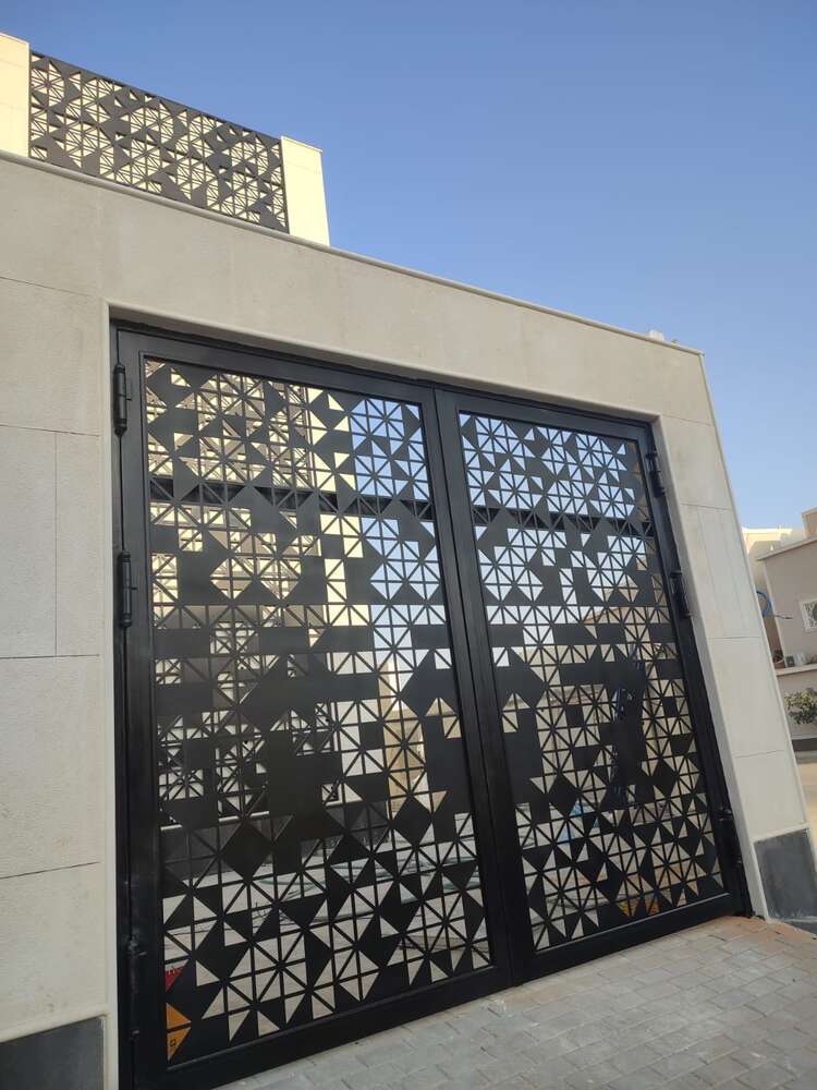 بوابة حديد كبيرة بنقوش زخرفية بقص الليزر