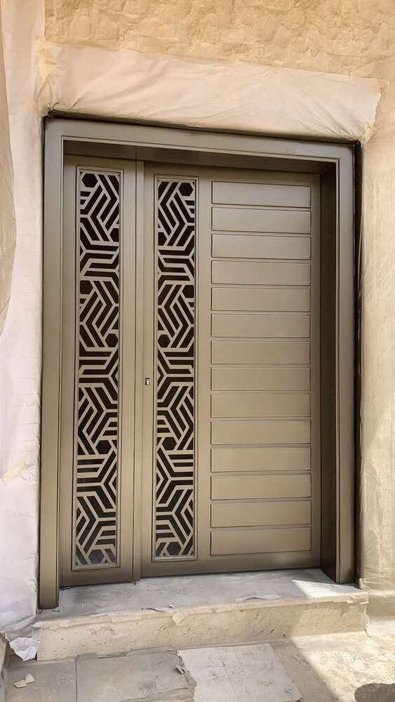 أبواب حديد بنقوش هندسية بقص الليزر