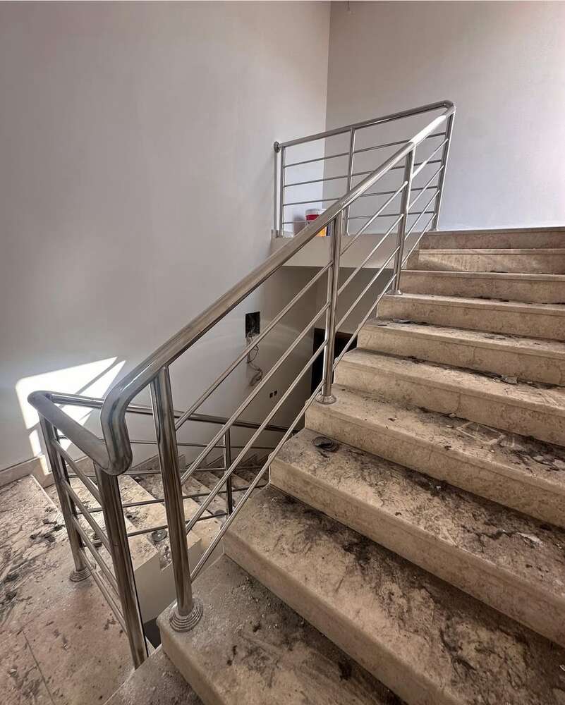 درابزين ستانلس ستيل داخلي على درج رخام