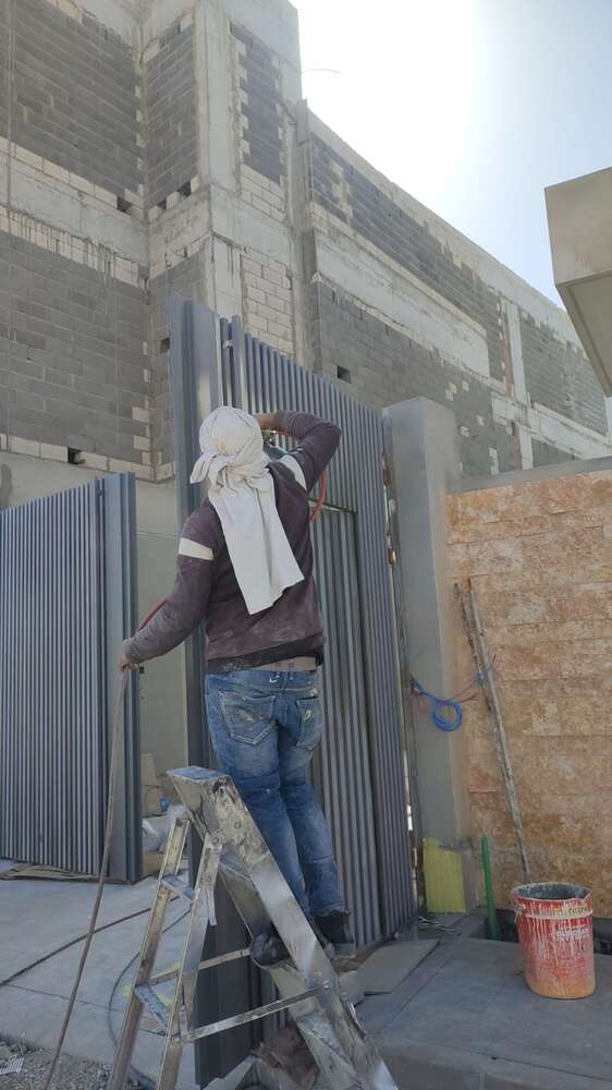 تركيب سياج معدني رمادي للفيلا
